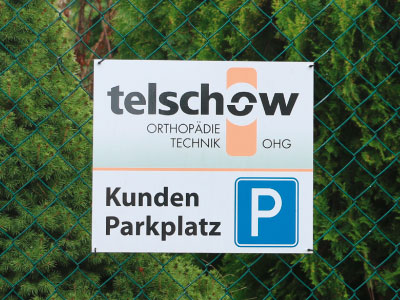 Parkplatz Schild mit Folienbeschriftung auf dem Kundenparkplatz.